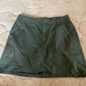 Croft& barrow women’s size 6 skirt with built in short color green